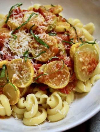 Super quick and delicious Sumer Squash Pasta recipe for a weeknight dinner. Takes less than 30 minutes to prepare!