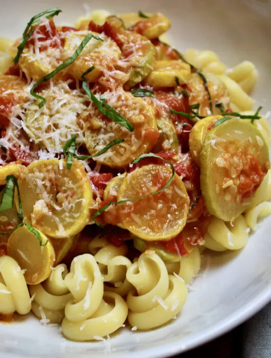Super quick and delicious Sumer Squash Pasta recipe for a weeknight dinner. Takes less than 30 minutes to prepare!