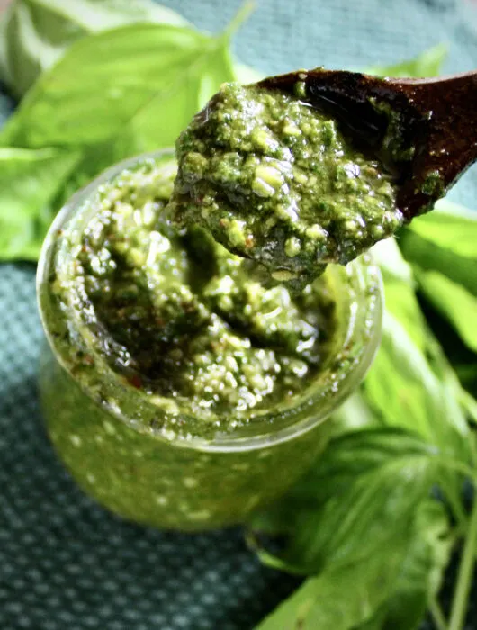 The perfect basil pesto recipe for your next weeknight pasta dinner! Super easy and ready in less than 5 minutes.